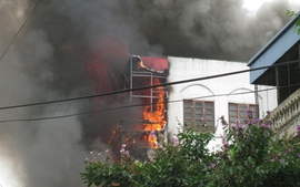 Hà Nội: Dập tắt đám cháy lớn trên phố Sơn Tây